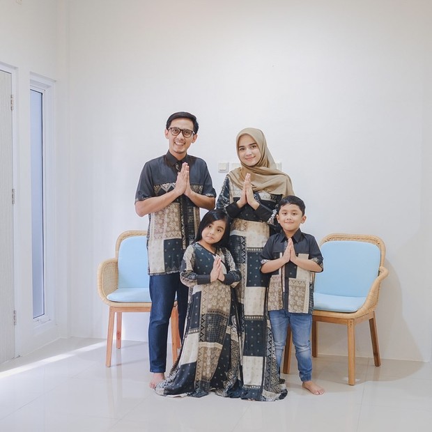 Foto: Instagram/analisa.widyaningrum Memakai outfit dengan motif besar dan asimetris