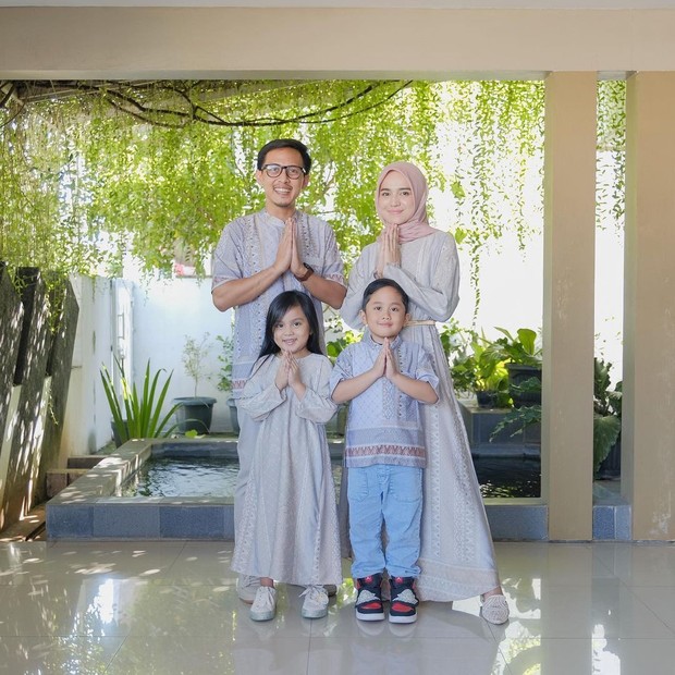 Foto: Instagram/analisa.widyaningrum Memakai outfit nuansa pastel