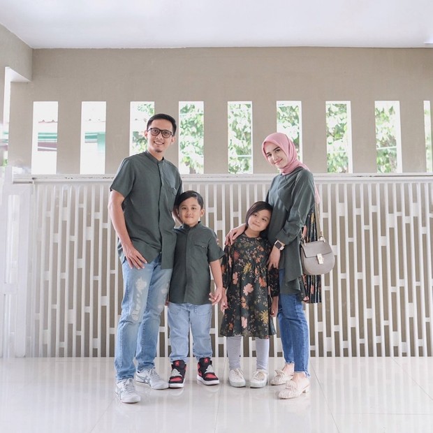 Foto: Instagram/analisa.widyaningrum Memakai outfit nuansa hijau