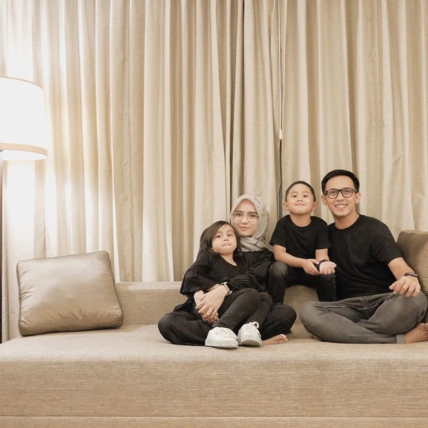 Foto: Instagram/analisa.widyaningrum Memakai outfit hitam