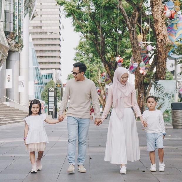 Foto: Instagram/analisa.widyaningrum Memakai outfit warna pastel