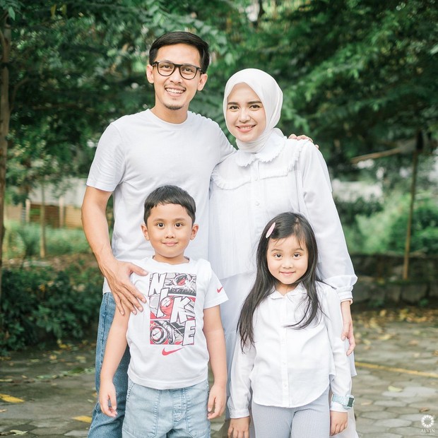 Foto: Instagram/analisa.widyaningrum Memakai outfit berwarna putih