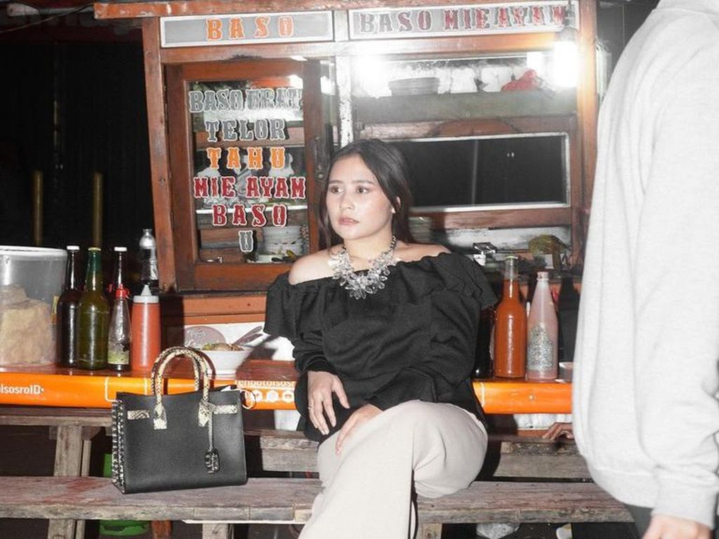 Bikin Salah Fokus! 5 Gaya Necis Selebriti saat Makan di Warung Kaki Lima Bikin Salah Fokus! 5 Gaya Necis Selebriti saat Makan di Warung Kaki Lima