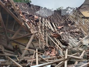 Gedung Perpustakaan SD di Sukabumi Ambruk Gedung Perpustakaan SD di Sukabumi Ambruk