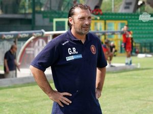 Wadaw, Pelatih Masuk ke Lapangan lalu Tekel Pemain Lawan!