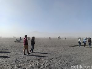 Keberadaan Pedagang di Lautan Pasir Jadi Perhatian Saat Aktivitas Bromo Naik Keberadaan Pedagang di Lautan Pasir Jadi Perhatian Saat Aktivitas Bromo Naik