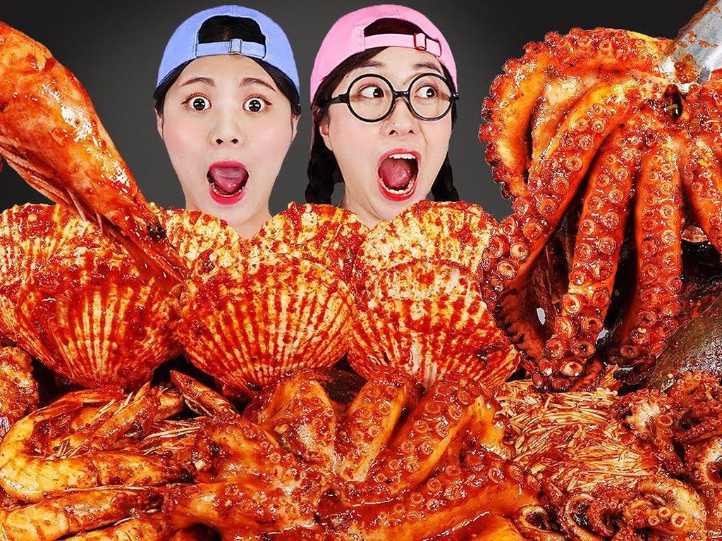 Gurita Hidup hingga Samyang, 5 Video Mukbang Ini Ditonton Ratusan Juta Kali Gurita Hidup hingga Samyang, 5 Video Mukbang Ini Ditonton Ratusan Juta Kali