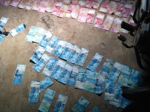 Misteri Duit Puluhan Juta Berceceran di Parit Batang Misteri Duit Puluhan Juta Berceceran di Parit Batang