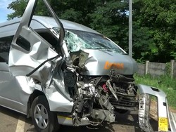 Hindari Truk, Mobil Travel Bonyok Tabrak Pohon