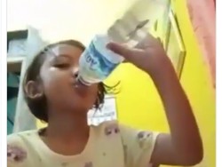 Bikin Ngakak! Bocah Ini Tak Sengaja Minum Air Isi Ikan Cupang