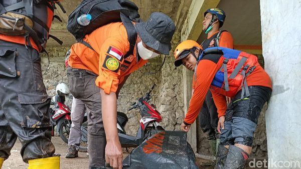 Jasad Pemotor yang Hanyut Terseret Banjir Kendal Ditemukan