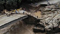 Jembatan Hancur Terdampak Badai Iota di Honduras