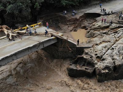 Jembatan Hancur Terdampak Badai Iota di Honduras
