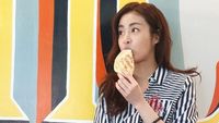 Pose Kang Sora saat Jajan Es Krim dan Kue Ini sangat Menggemaskan