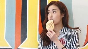 Pose Kang Sora saat Jajan Es Krim dan Kue Ini sangat Menggemaskan
