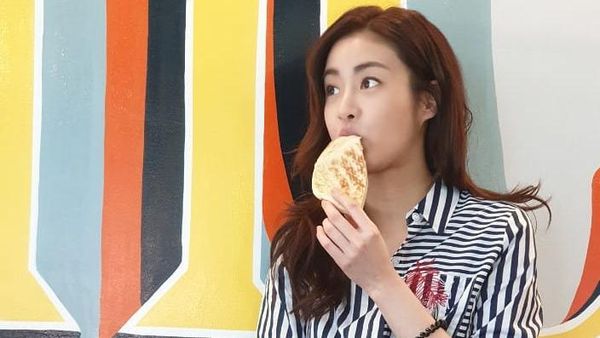 Pose Kang Sora saat Jajan Es Krim dan Kue Ini sangat Menggemaskan