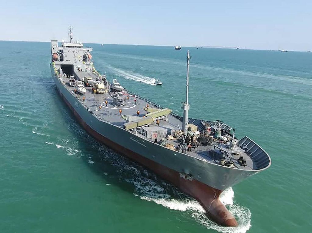 Iran Luncurkan Kapal Perang yang Mampu Angkut Heli-Peluncur Rudal