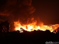 Kebakaran Pabrik Perabotan Rumah Tangga di Mojokerto Dipicu Percikan Las