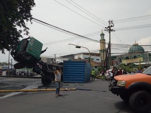 Truk Terguling dengan Kepala Terangkat Usai Tabrak Mobil di Pasuruan