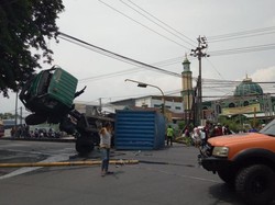 Truk Terguling dengan Kepala Terangkat Usai Tabrak Mobil di Pasuruan