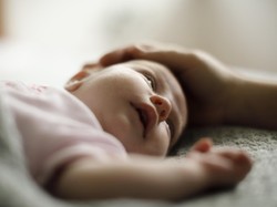 Viral Warganet Curhat Kepala Anaknya Peyang Setelah Lahir, Bahaya Nggak Sih?