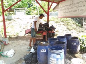Keren! Komunitas di Cirebon Ini Sulap Sampah Jadi Pakan Lele