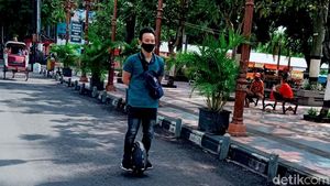 Kurangi Polusi, Pria di Klaten Ini Kerja Naik Kendaraan Satu Roda