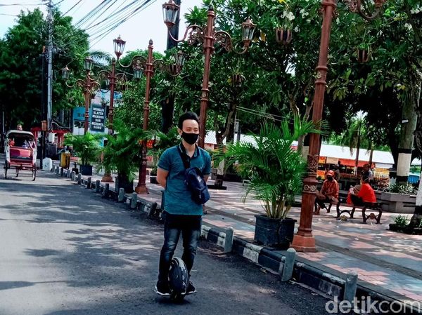 Kurangi Polusi, Pria di Klaten Ini Kerja Naik Kendaraan Satu Roda