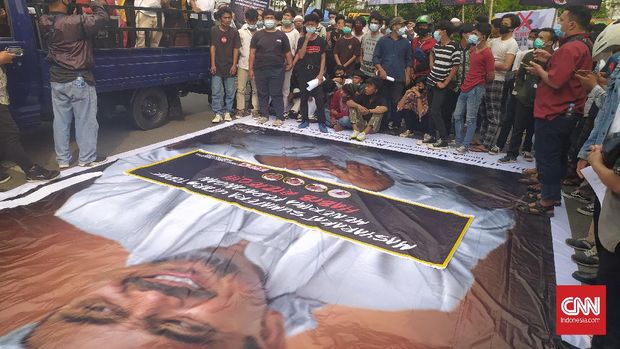 Ratusan orang yang tergabung dalam Laskar Front Pembela Pancasila di Medan, Sumatera Utara menolak kedatangan petinggi FPI Rizieq Shihab, Jumat (20/11).