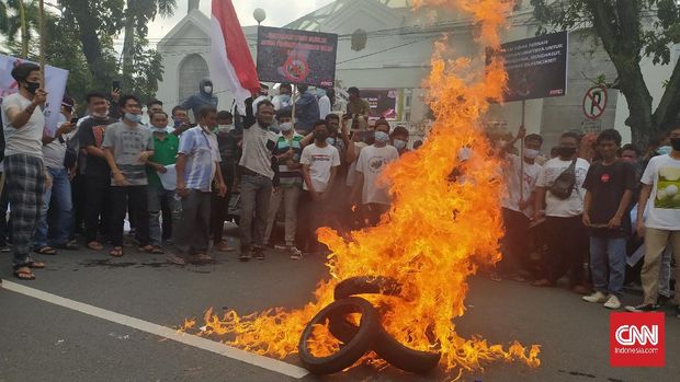 Ratusan orang yang tergabung dalam Laskar Front Pembela Pancasila di Medan, Sumatera Utara menolak kedatangan petinggi FPI Rizieq Shihab, Jumat (20/11).