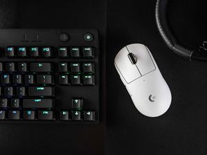 Logitech G Pro X Superlight, Mouse Gaming Nirkabel yang Enteng Logitech G Pro X Superlight, Mouse Gaming Nirkabel yang Enteng