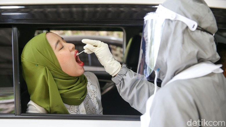 Petugas melakukan uji Swab Antigen atau PCR di Swab Drive Thru Rumah Sakit Pondok Indah (RSPI) Bintaro, Tangerang, Jumat (20/11/2020). Dengan penyediaan akomodasi ini menghasilkan penduduk  lebih tenteram dan kondusif tanpa mesti kontak dengan banyak orang.