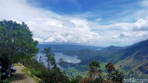 Foto: Pemandangan Cantik Danau Toba dari Menara Pandang Tele