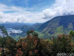 Menyaksikan Pesona Keindahan Toba dari Menara Pandang Tele