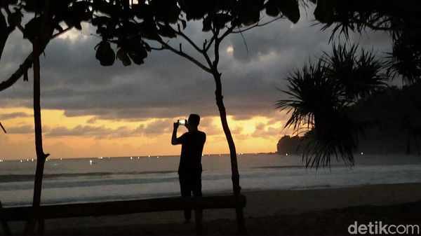 Foto: Menghabiskan Malam Syahdu di Pantai Rajegwesi Banyuwangi