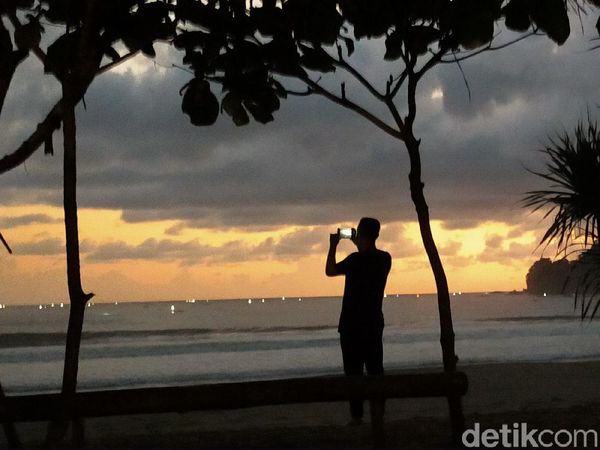 Foto: Menghabiskan Malam Syahdu di Pantai Rajegwesi Banyuwangi