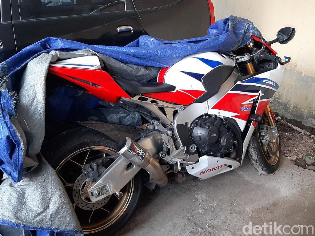 Ini Dia Penampakan CBR1000RR SP yang Viral Diseruduk Pengemudi Ayla Ini Dia Penampakan CBR1000RR SP yang Viral Diseruduk Pengemudi Ayla