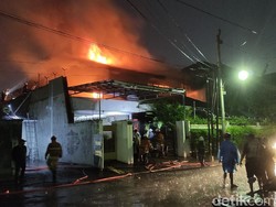 Sebuah Rumah di Semarang Kebakaran, 5 Mobil Damkar Dikerahkan