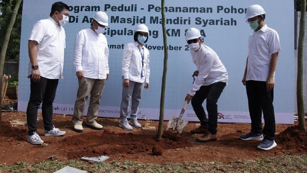 Penanaman Pohon di Area Masjid Ruas Tol Cipularang