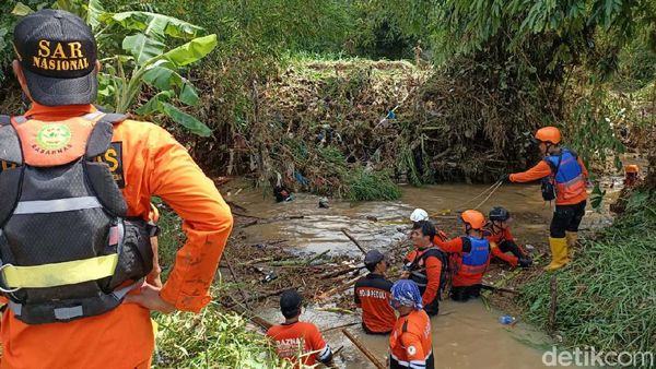 Pencarian 2 Pemotor yang Terseret Arus Banjir di Kendal