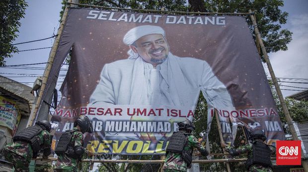 Several TNI members removed billboards bearing Rizieq Shihab's image in the Petamburan area, Jakarta on Friday, November 20, 2020. Pangdam Jaya, Major General Dudung Abdurachman, said his party would remove all billboards from the Front of Islamic Defenders (FPI) Rizieq Shihab who had installed themselves carelessly and without permission.  CNN Indonesia / Bisma Septalisma