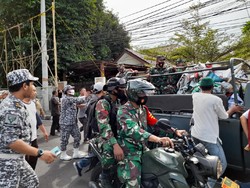 Pencopotan Baliho Habib Rizieq oleh TNI di Petamburan Ricuh