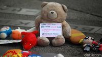 Puluhan Boneka Ramaikan Peringatan Hari Anak Sedunia
