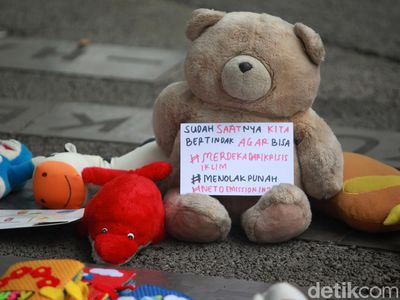 Puluhan Boneka Ramaikan Peringatan Hari Anak Sedunia