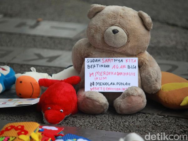 Puluhan Boneka Ramaikan Peringatan Hari Anak Sedunia