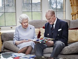 Senyum Ratu Elizabeth II di Ultah Pernikahan Ke-73, Dapat Ucapan dari Cicit Senyum Ratu Elizabeth II di Ultah Pernikahan Ke-73, Dapat Ucapan dari Cicit