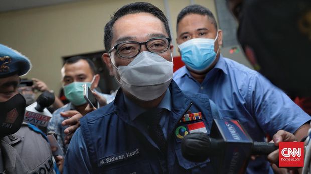 Gubernur provinsi Jawa Barat, Ridwan Kamil saat tiba di Bareskrim Mabes Polri, Jakarta, Jumat, 20 November 2020. Ridwan Kamil dimintai keterangan oleh pihak kepolisian terkait kerumunan saat acara kedatangan Rizieq Shihab di Megamendung, Jawa Barat. CNN Indonesia/Bisma Septalisma
