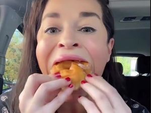 Bikin Syok, Wanita Pemilik Mulut Terlebar yang Bisa Lahap Langsung 2 Donat