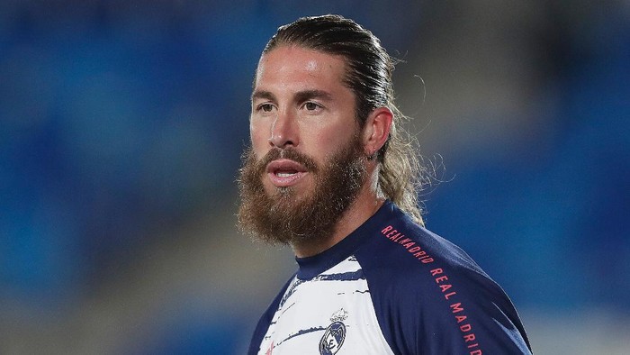 MADRID, SPAIN - NOVEMBER 03: Sergio Ramos of Real Madrid CF reacts during his warming up before the UEFA Champions League Group B stage match between Real Madrid and FC Internazionale at Estadio Santiago Bernabeu on November 03, 2020 in Madrid, Spain. (Photo by Gonzalo Arroyo Moreno/Getty Images)
