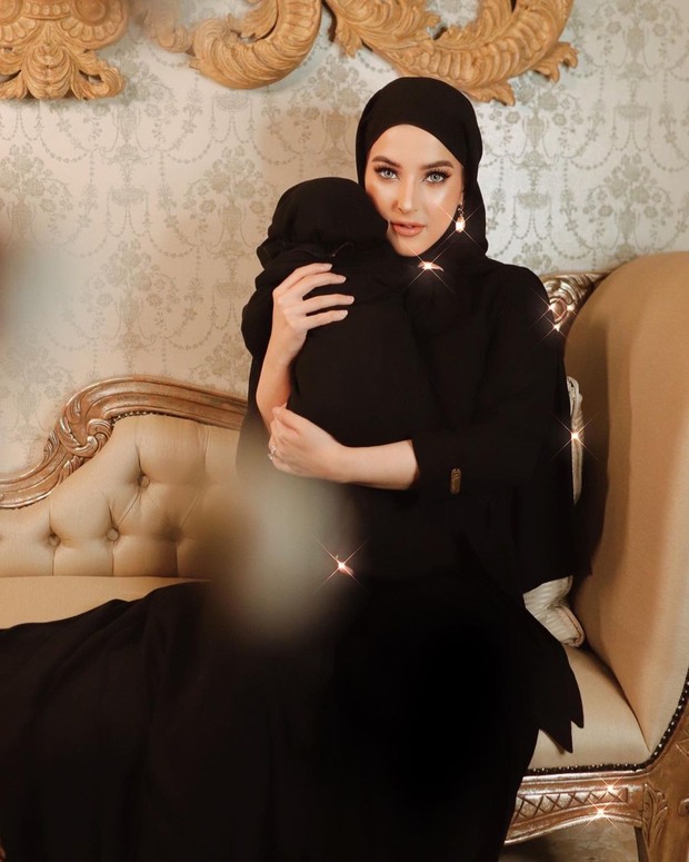 Tasya Farasya/instagram.com/tasyafarasya Tasya Farasya dan baby Maryam memakai busana muslimah warna hitaminstagram.com/tasyafarasya